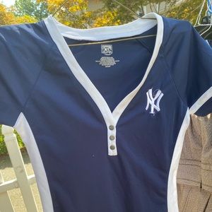 A small yankee tshirt with white detailing